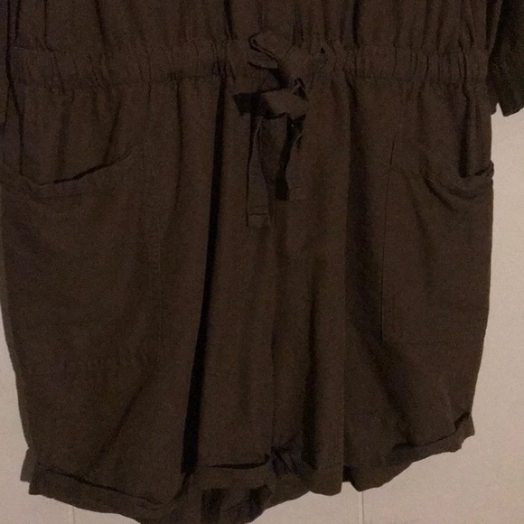 A jump suit with shorts tan like material - Picture 2 of 3